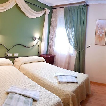 Hostal De La Torre Hostal Economico Valladolid Eksteriør bilde