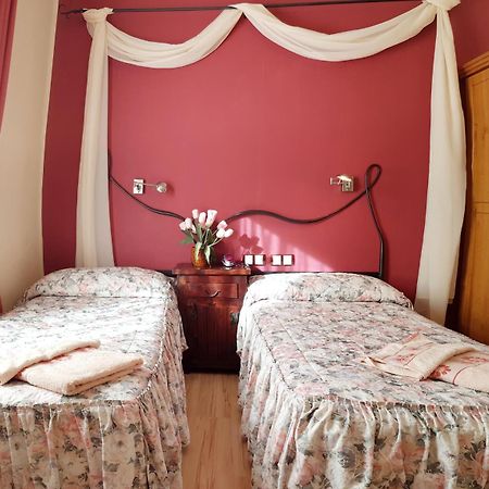 Hostal De La Torre Hostal Economico Valladolid Eksteriør bilde