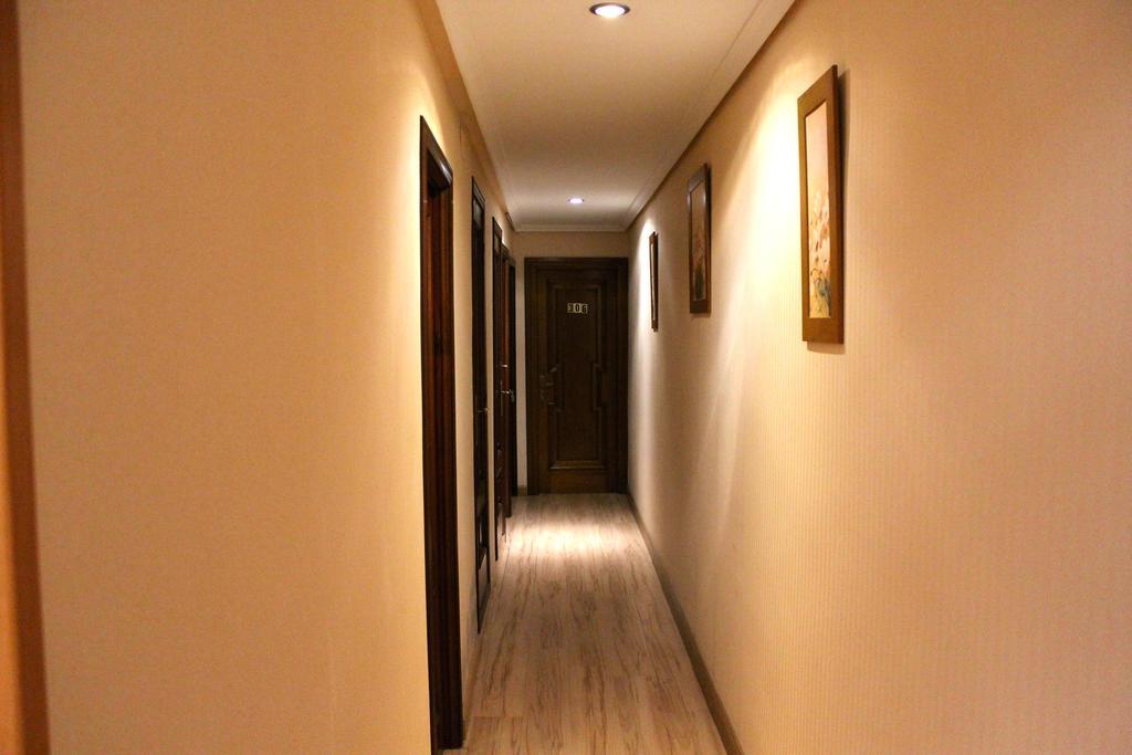 Hostal De La Torre Hostal Economico Valladolid Eksteriør bilde