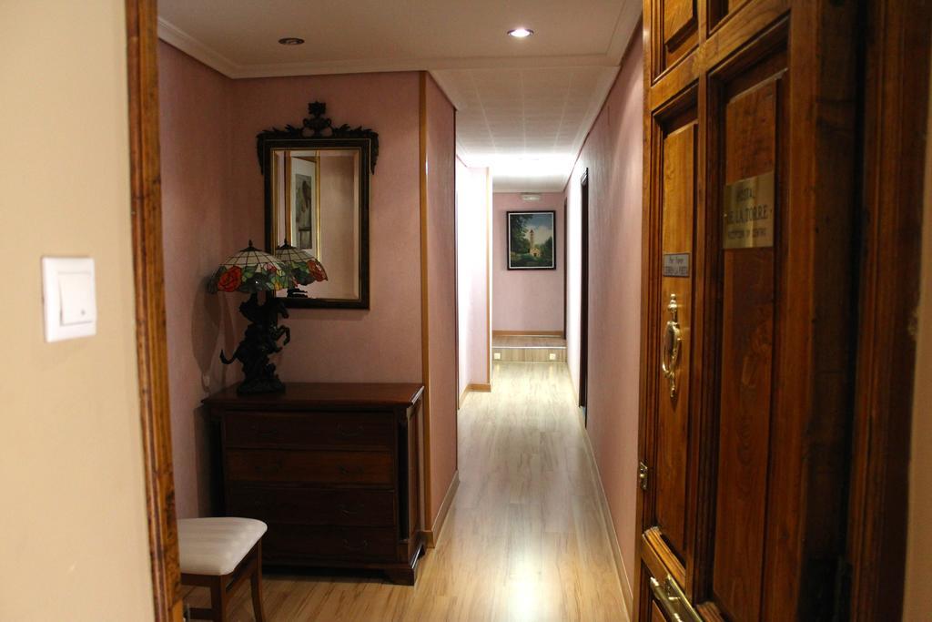 Hostal De La Torre Hostal Economico Valladolid Eksteriør bilde