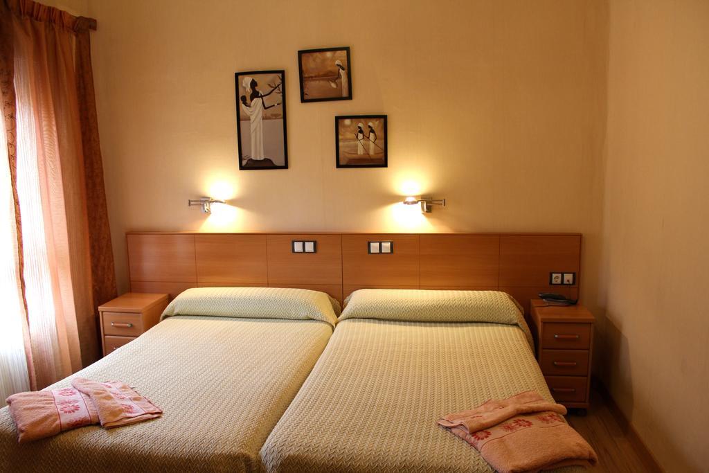 Hostal De La Torre Hostal Economico Valladolid Rom bilde
