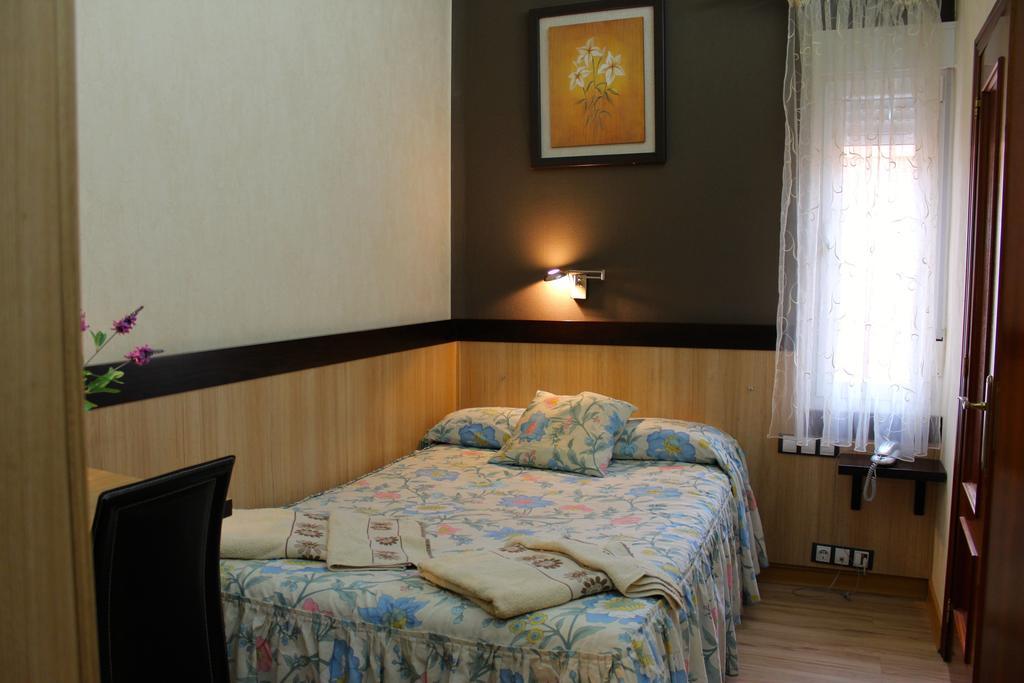 Hostal De La Torre Hostal Economico Valladolid Rom bilde