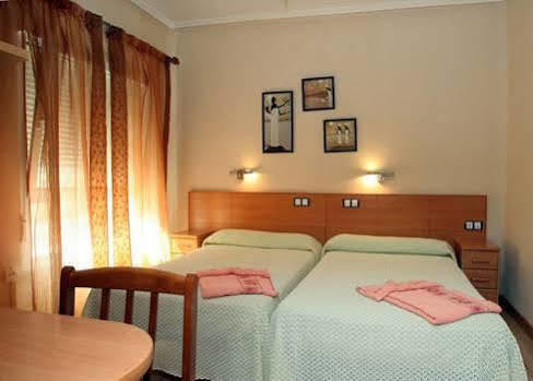 Hostal De La Torre Hostal Economico Valladolid Eksteriør bilde
