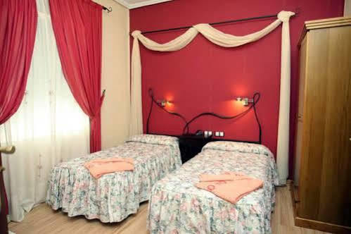Hostal De La Torre Hostal Economico Valladolid Eksteriør bilde