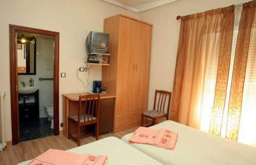 Hostal De La Torre Hostal Economico Valladolid Eksteriør bilde