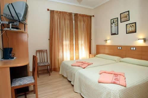 Hostal De La Torre Hostal Economico Valladolid Eksteriør bilde