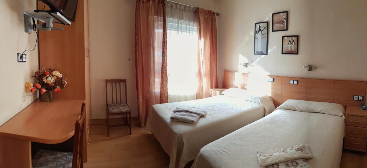Hostal De La Torre Hostal Economico Valladolid Eksteriør bilde