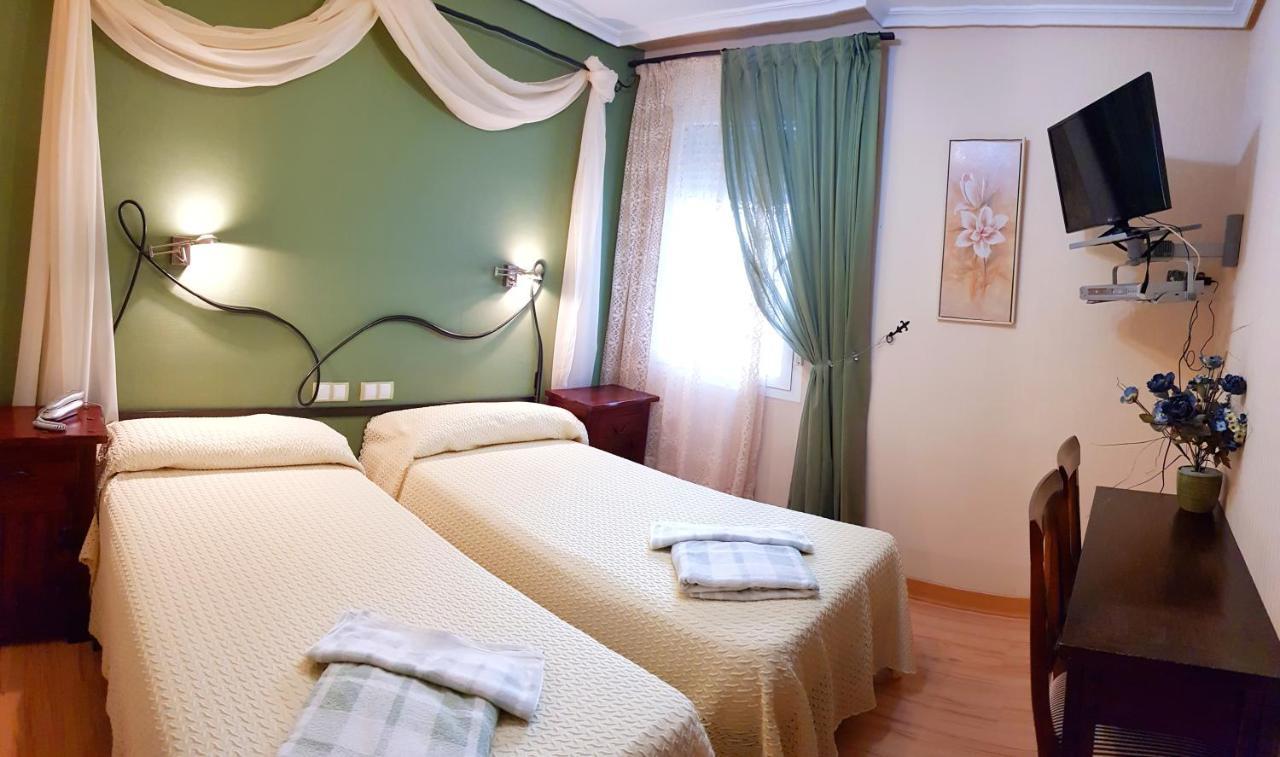 Hostal De La Torre Hostal Economico Valladolid Eksteriør bilde