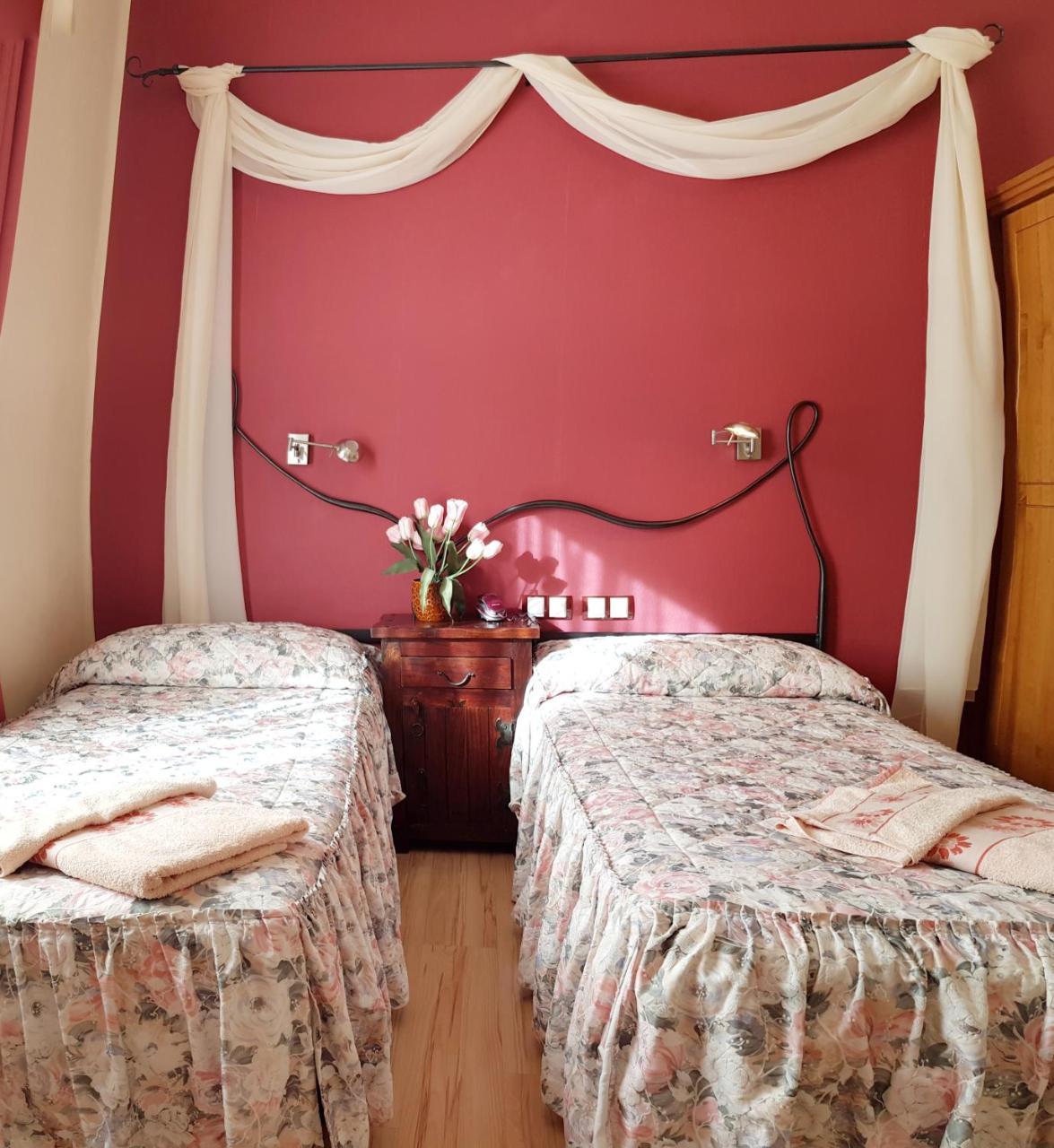 Hostal De La Torre Hostal Economico Valladolid Eksteriør bilde