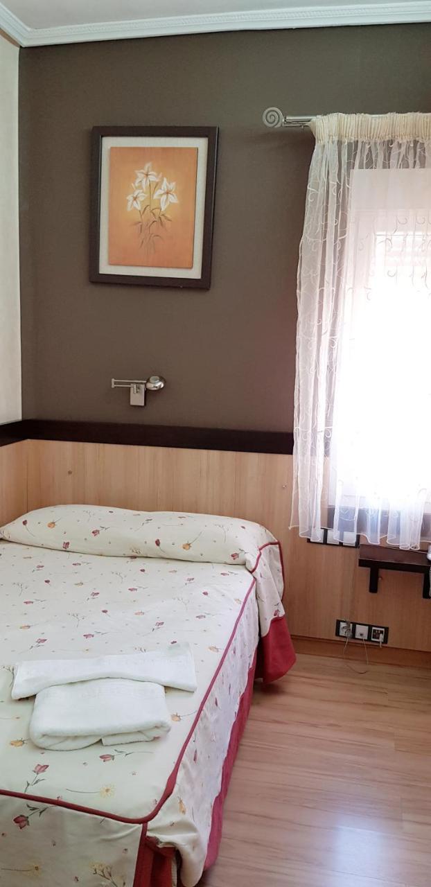 Hostal De La Torre Hostal Economico Valladolid Eksteriør bilde